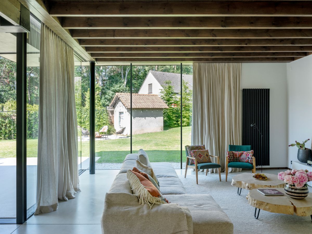 Vďaka veľkoformátovému preskleniu je denná zóna rozjasnená a pôsobí sviežim, vzdušným dojmom.