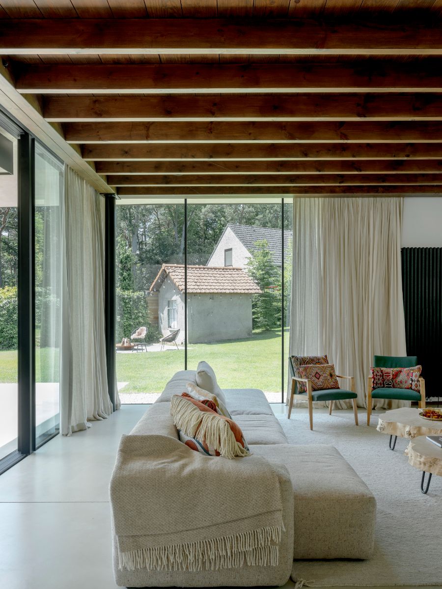 Vďaka veľkoformátovému preskleniu je denná zóna rozjasnená a pôsobí sviežim, vzdušným dojmom.