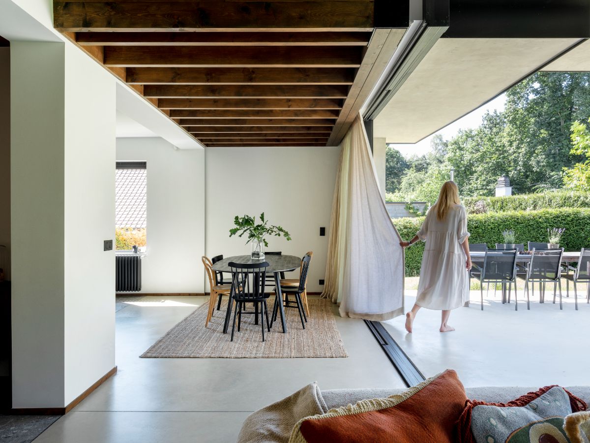 Jedálenská čas tvorí s obývačkou tvar písmena L. Prepojené sú aj s kuchyňou.