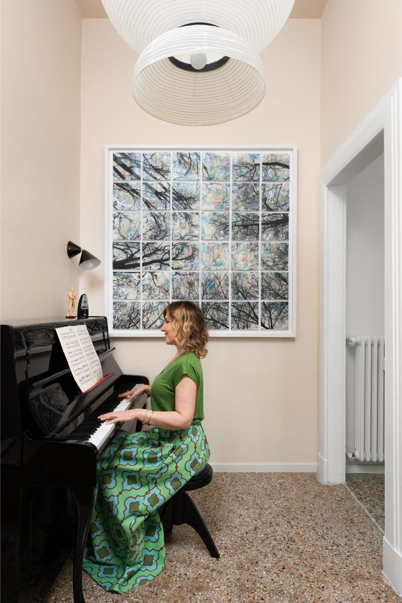 Pri vstupe vás celkom nečakane privíta krásny čierny klavír.