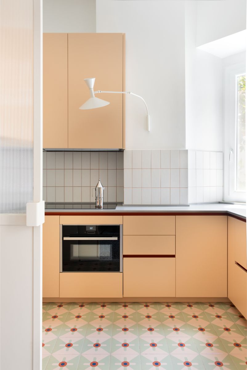 Kuchyňu od jedálne oddeľujú biele posuvné dvere,