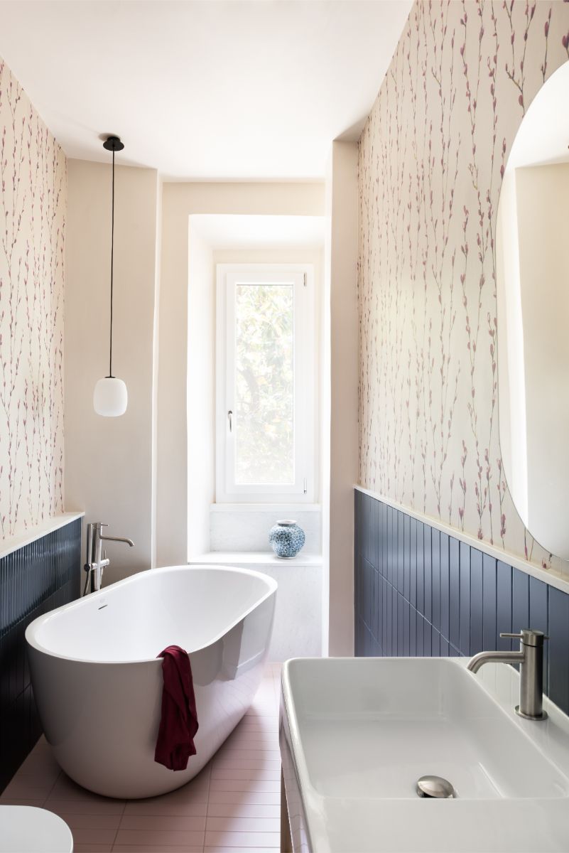 Tmavomodrý keramický obklad je zakončený hranami z carrarského mramoru. 