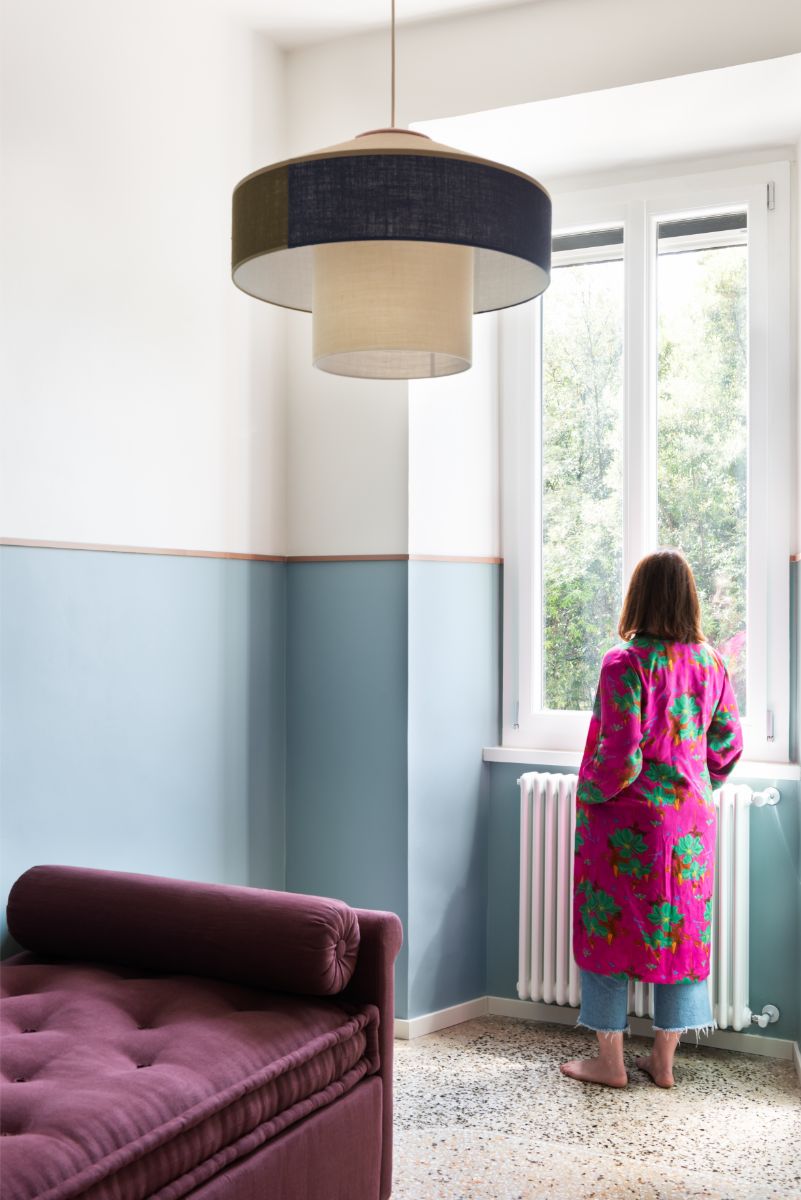 Súčasťou bytu je aj hosťovská izba v podobnom dekore ako hlavná spálňa.