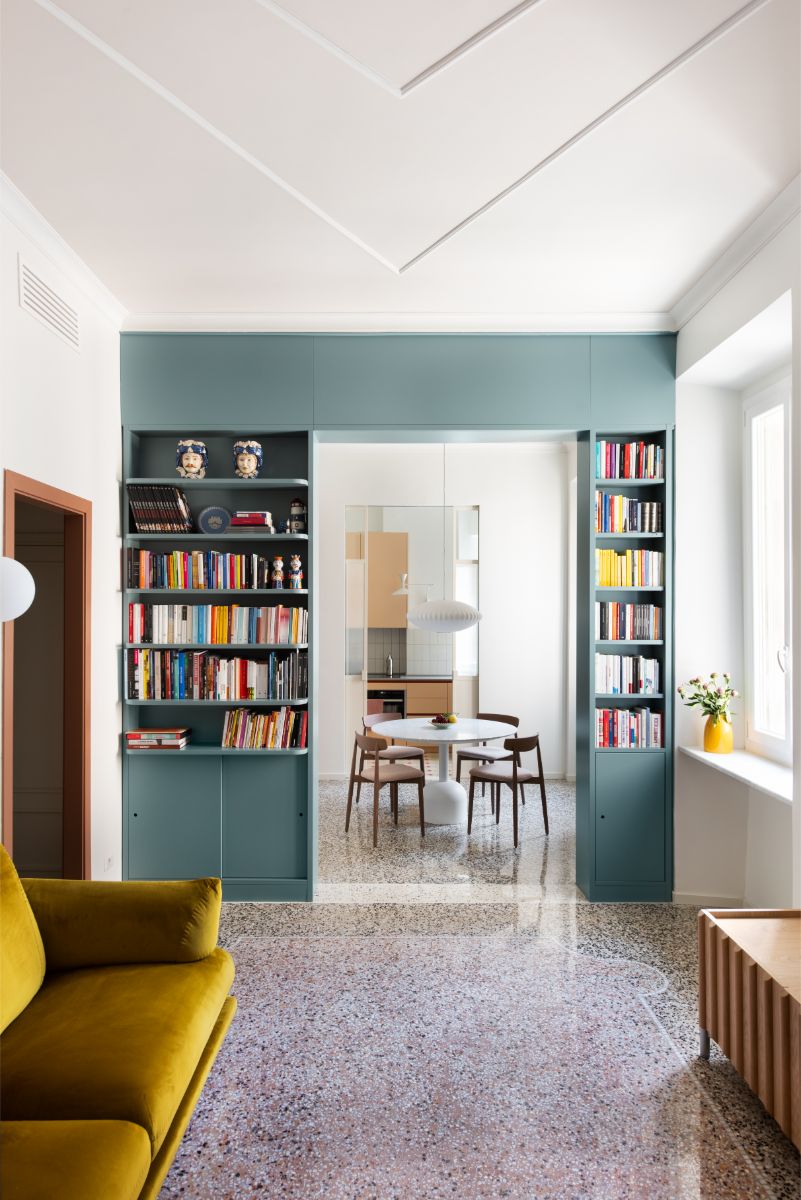 Dominantným prvkom je knižnica v odtieni púdrovomodrej, ktorá elegantne oddeľuje obývaciu izbu od jedálne.