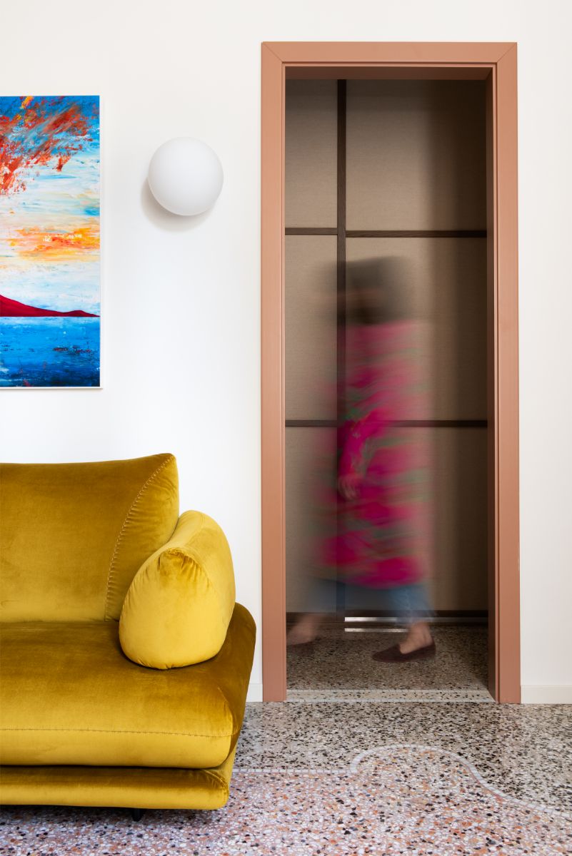 Za sedačkou sa nachádza chodba lemovaná skriňami, ktorá vedie do hosťovskej kúpeľne.