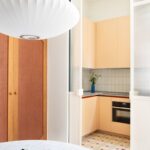 Priechod z jedálne do kuchyne v pastelovej oranžovej farbe.