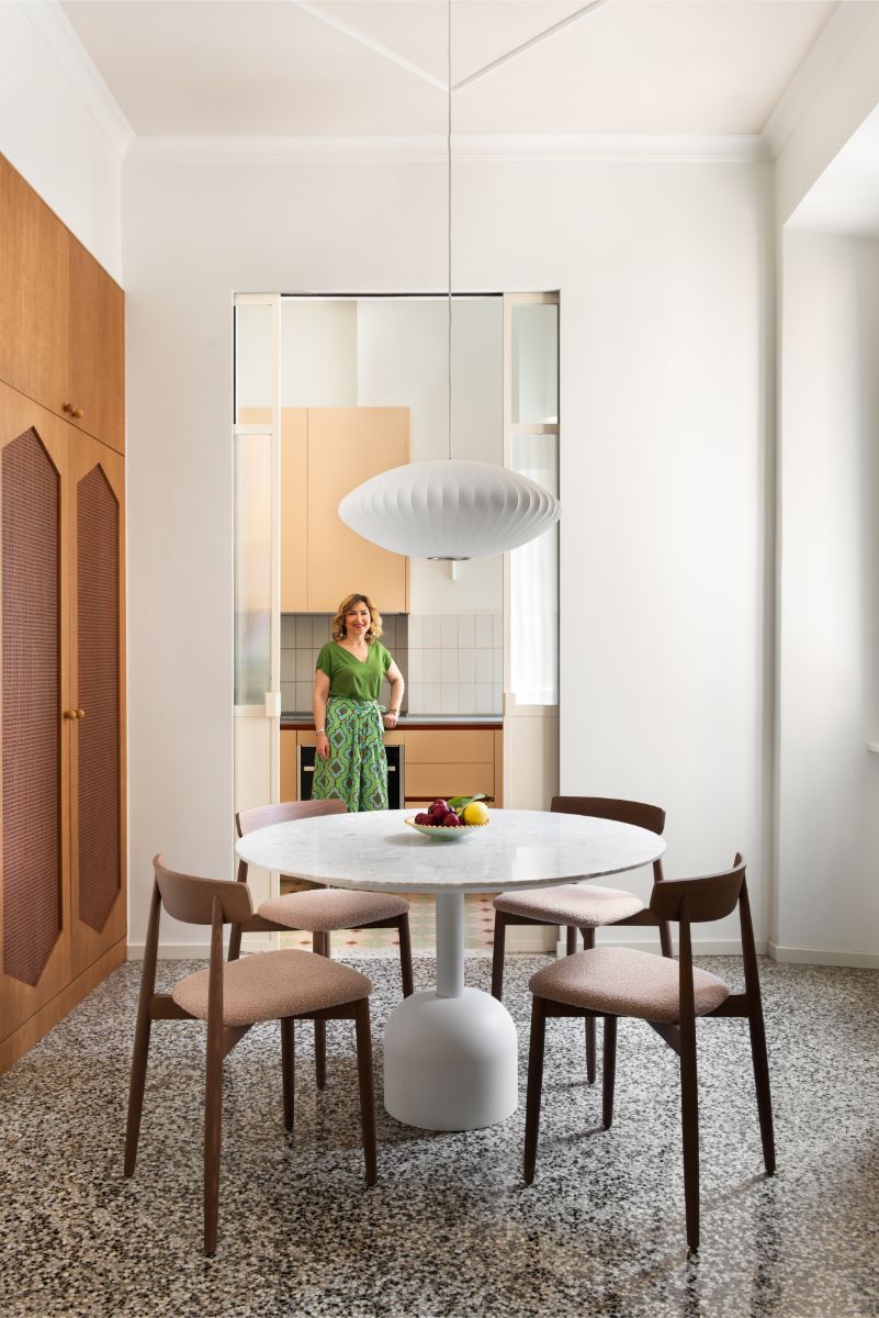 Jedálenský stôl je vyrobený z bieleho mramoru.