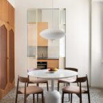 edáleň s terazzovou podlahou, drevenou vstavanou skriňou a mramorovým stolom.