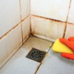 Detail na čistenie silno znečisteného sprchového kúta.