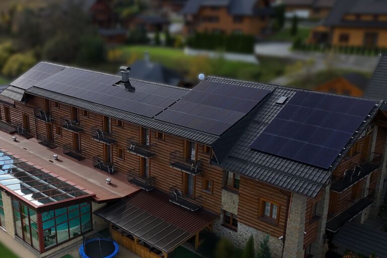 Model domu so solárnymi panelmi.