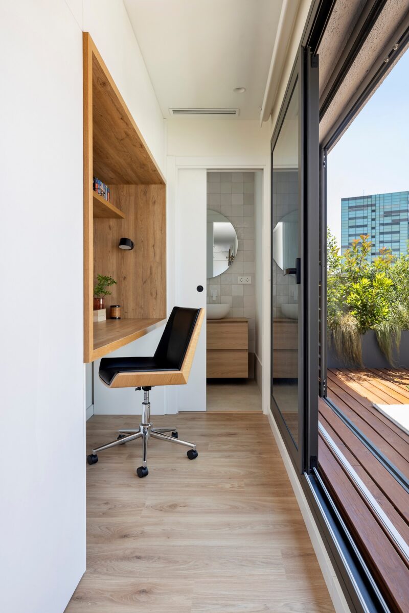 Do úzkeho priestoru vtesnali architekti praktický pracovný kútik. 