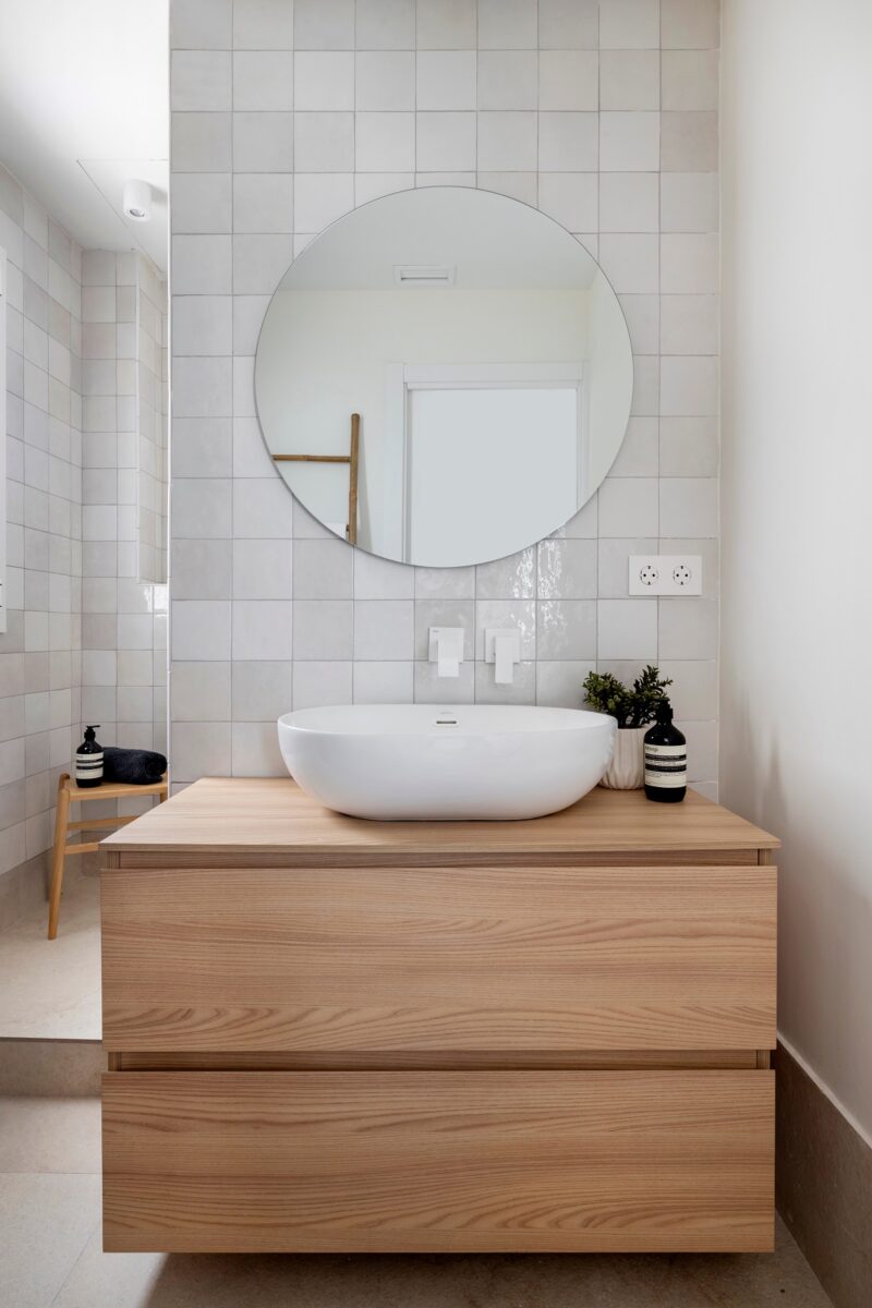 Svetlý obklad v kúpeľni prispieva k neutrálnemu a modernému vzhľadu kúpeľne.