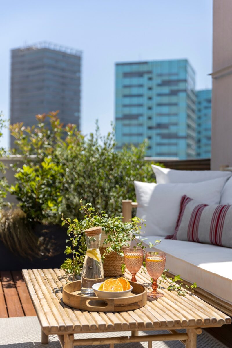 Terasa je zariadená pohodlným sedením a malým záhradným stolíkom s občerstvením.
