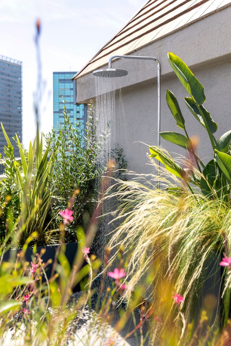 Na terase rastie po premene množstvo zelene, čo ešte umocňuje pocit exotiky a dovolenky.