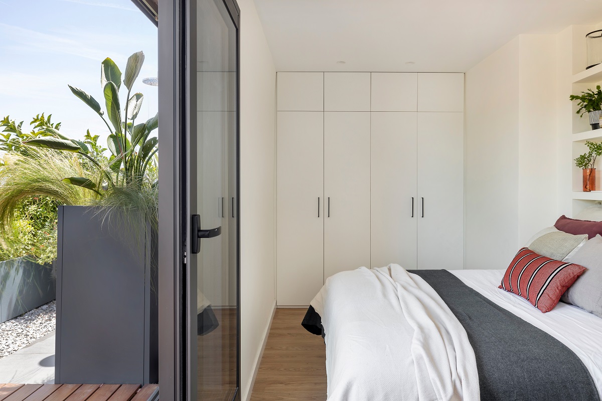 Posuvné dvere vedú zo spálne na súkromnejšiu terasu s vonkajšou sprchou a hojdacou posteľou. 