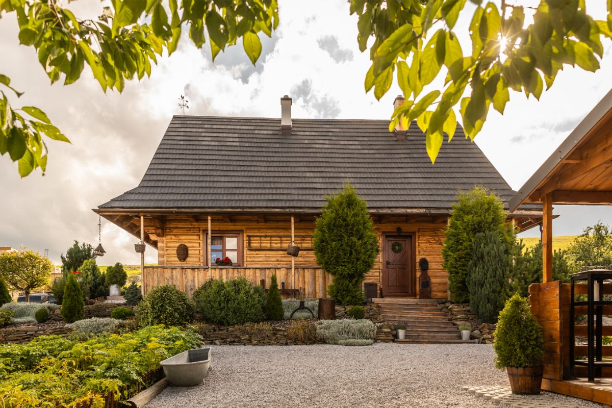 Drevenica, ktorá spája tradičný štýl s moderným komfortom zo strany dvora. Drevený exteriér a praktické usporiadanie záhrady sľubujú nielen krásu, ale aj funkčnosť, ktorú oceníte v každodennom živote.