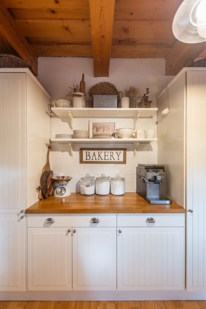 –  Kútik na varenie kávy a pečenie. Otvorené police nad pracovnou doskou sú praktické a prehľadné.