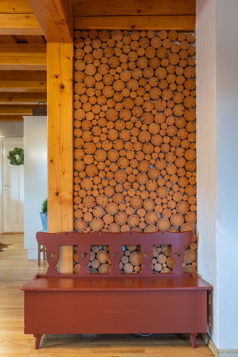 Neuveríte, z čoho je drevený obklad za červenou lavičkou. Z májov, ktoré Majke staval manžel, keď spolu chodili! 