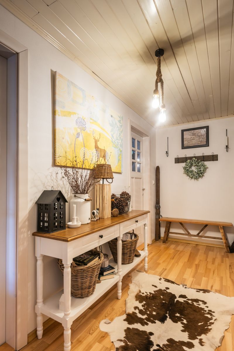 Vďaka konzolovému stolu s dekoráciami nepôsobí ani chodba prázdno či chladne, práve naopak.