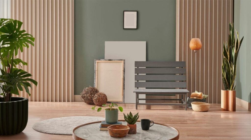 Obývačka s obrazmi opretými naopak, lavicou a stenou vo farbe Hidden Gem od Behr.