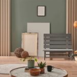 Obývačka s obrazmi opretými naopak, lavicou a stenou vo farbe Hidden Gem od Behr.