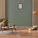 Obývačka v štýle mid-century s olivovozelenou pohovkou a stenou vo farbe Hidden Gem od Behr.