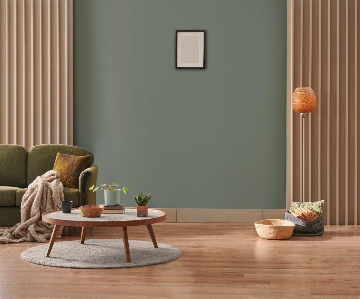 Obývačka v štýle mid-century s olivovozelenou pohovkou a stenou vo farbe Hidden Gem od Behr.