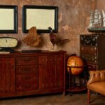 Vintage pracovňa s koženým kreslom, drevenou komodou a patinovanými stenami v odtieni Warm Mahogany od Glidden.