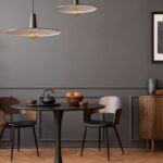 Jedáleň v modernom štýle s tmavým stolom a stenami v elegantnej antracitovej farbe Silhouette od Benjamin Moore.