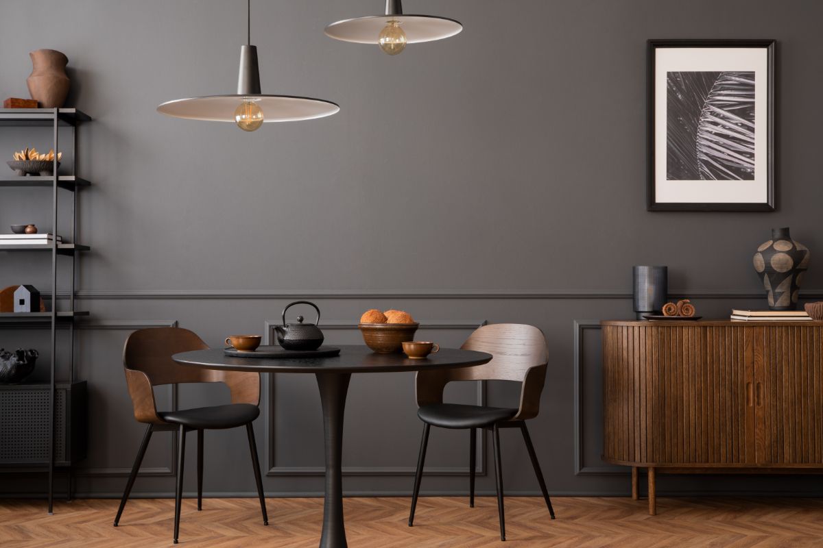 Jedáleň v modernom štýle s tmavým stolom a stenami v elegantnej antracitovej farbe Silhouette od Benjamin Moore.