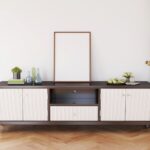 Obývačka s bielou stenou, drevenou komodou a akcentom v tmavohnedom odtieni Matte Coffee Bean od Krylon.