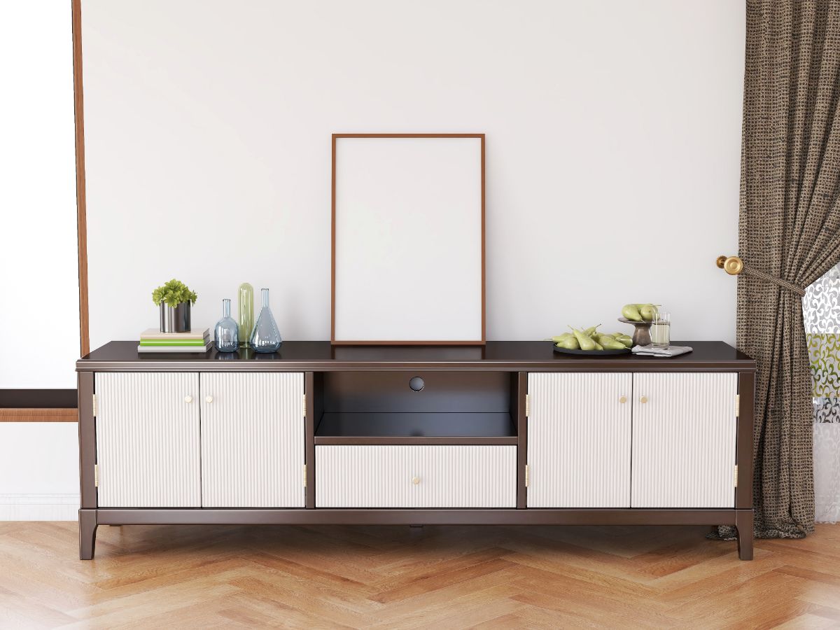 Obývačka s bielou stenou, drevenou komodou a akcentom v tmavohnedom odtieni Matte Coffee Bean od Krylon.