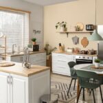 Svetlá kuchyňa s bielymi skrinkami, drevenou linkou a stenou v teplom béžovom odtieni Epernay od C2 Paint.