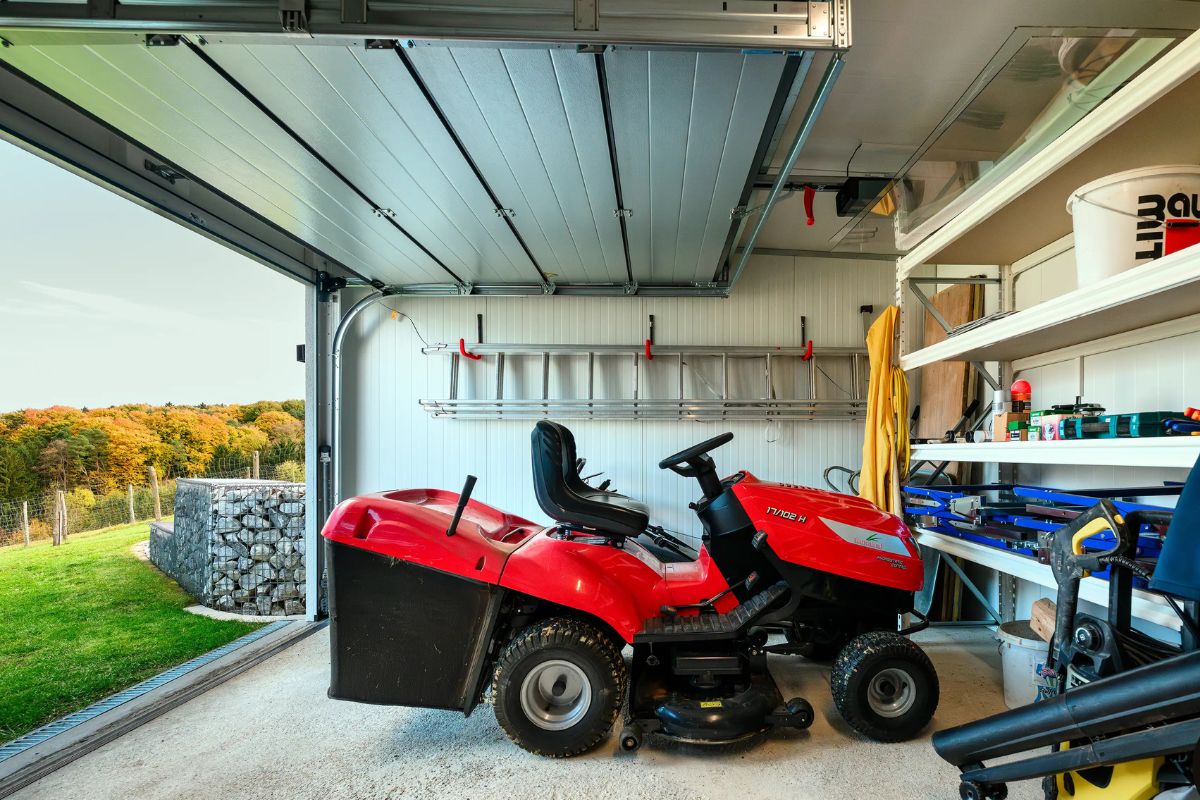 Kosačka vnútri záhradného prístreška Gardeon.