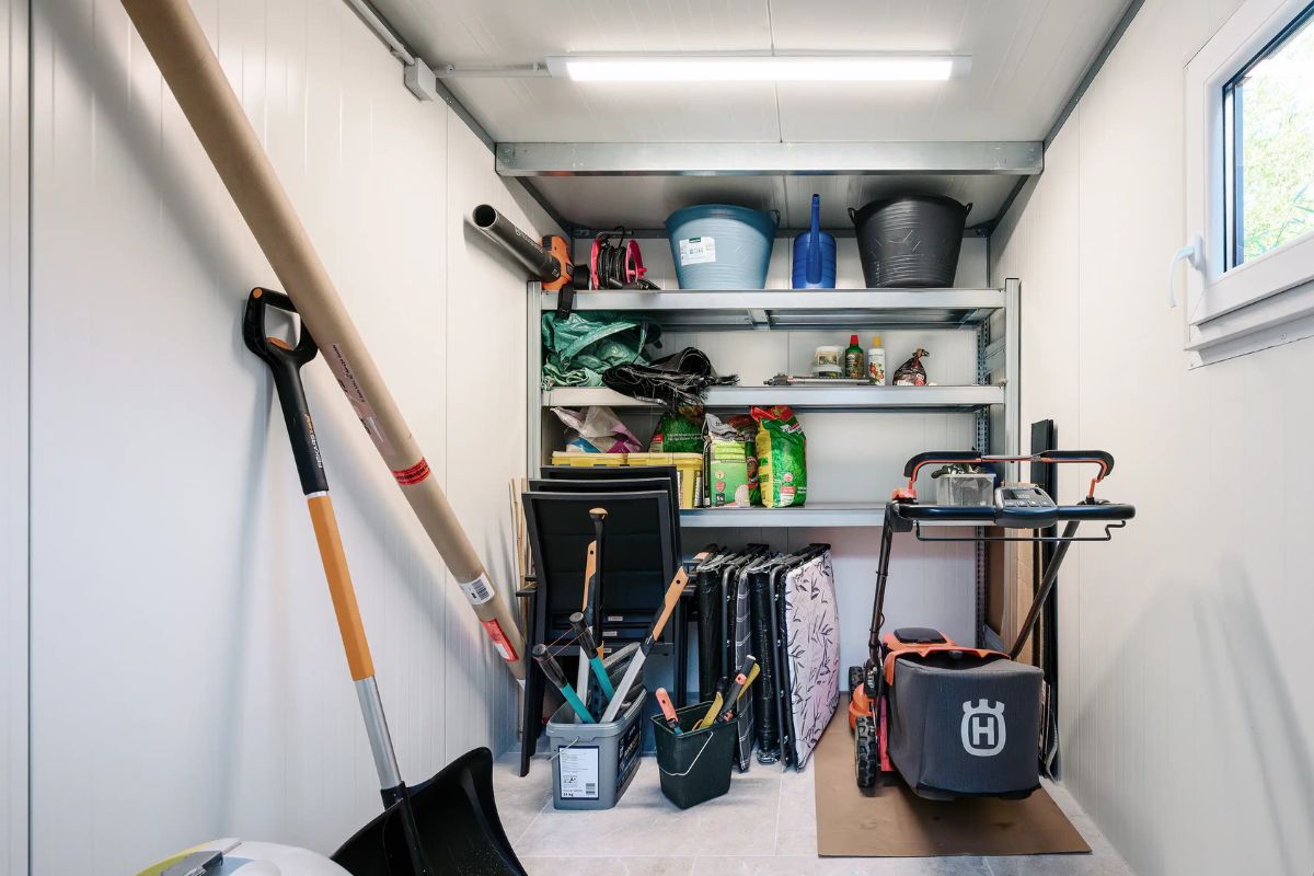 Náradie uložené vnútri záhradného prístreška Gardeon.