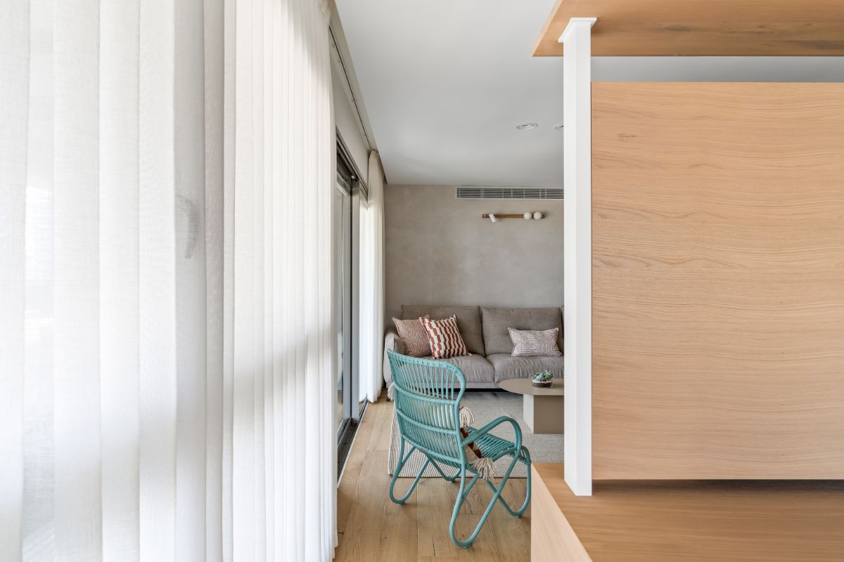 Nábytková stena sa nedotýka protiľahlých stien, vďaka čomu umožňuje priechod do kuchyne z oboch strán.