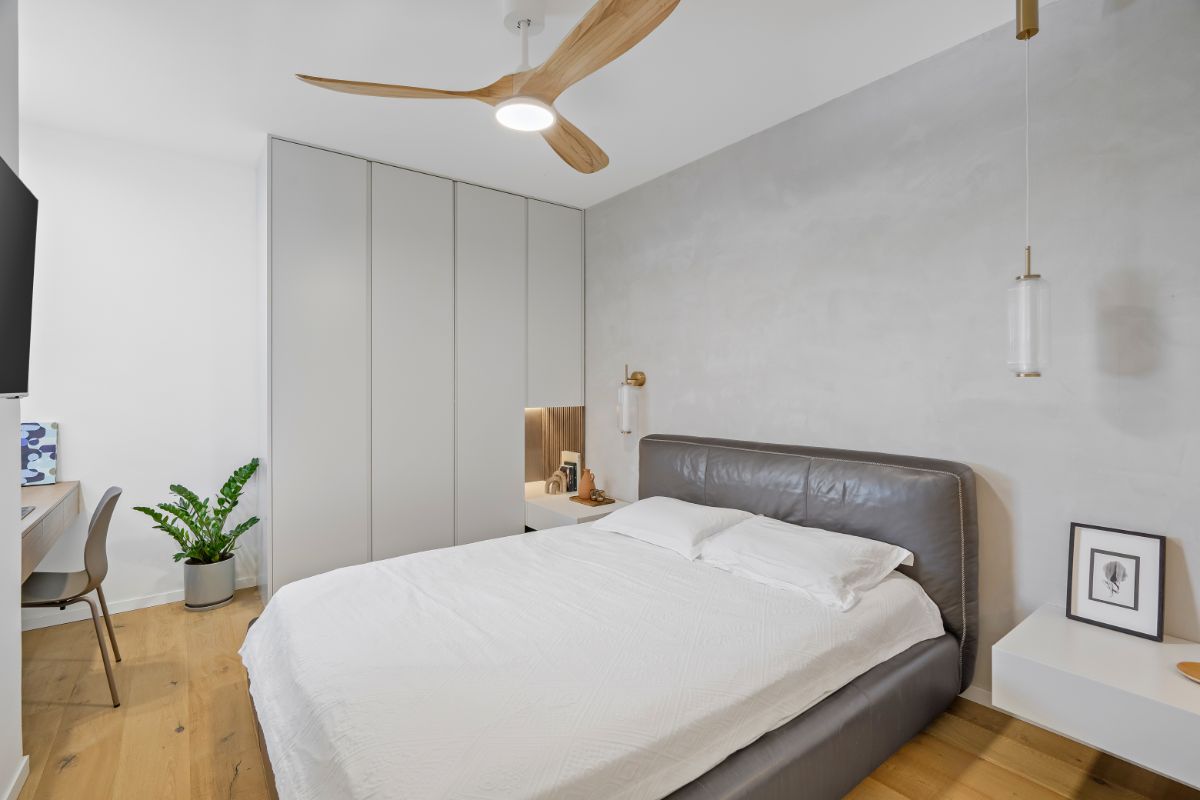 V hlavnej spálni sa architekti zamerali na maximalizáciu úložných priestorov bez toho, aby utrpela estetika alebo priestrannosť.