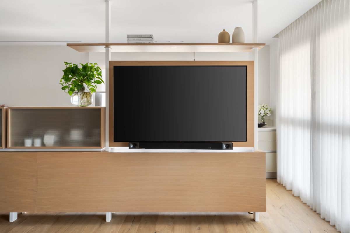 Dispozíciu v byte architektky meniť nemuseli, Zamerali sa však na zmenu proporcií, zlepšenie pohybu po byte a hľadanie vhodných úložných riešení.