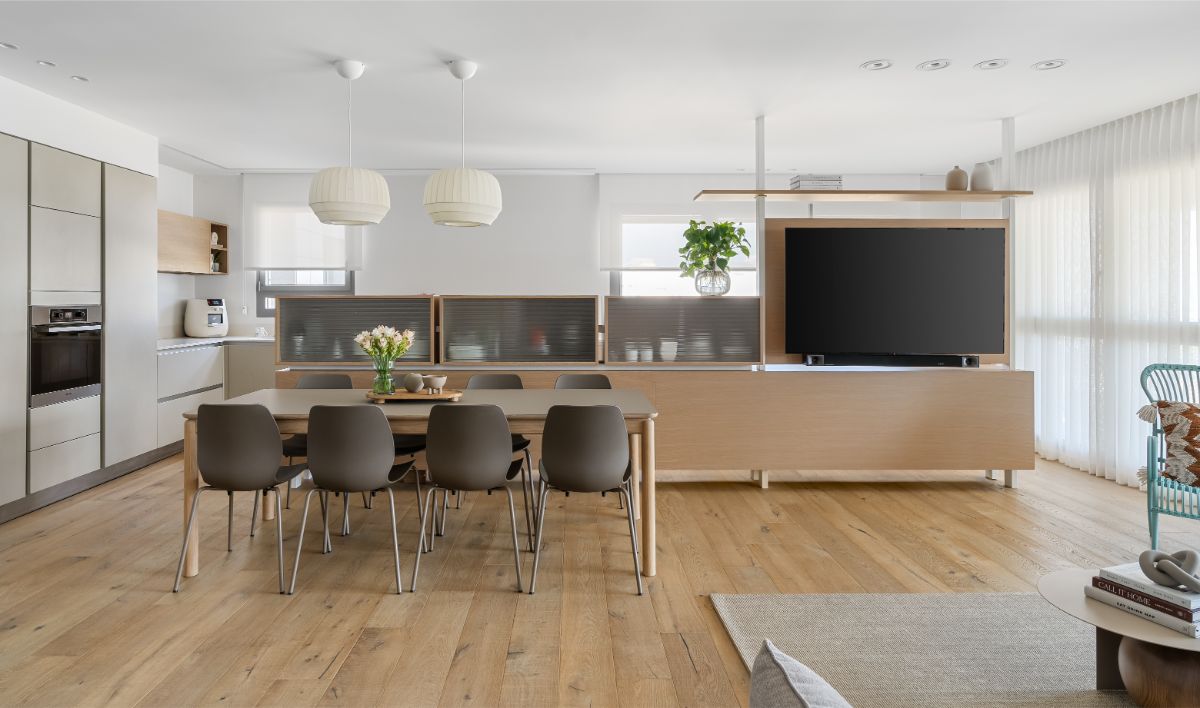 Nábytková stena plní viacero funkcií - od úložného priestoru cez vizuálnu hranicu až po estetický akcent, ktorý priestor zjemňuje a prepojuje zároveň.