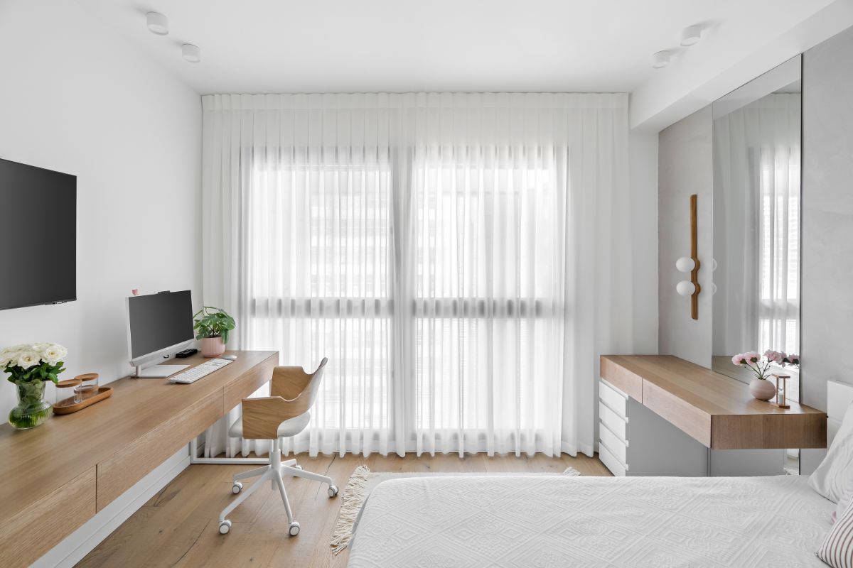 Súčasťou spálne dcéry je aj pracovný stôl a toaletný stolík.