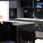 Moderná kuchyňa s ostrovčekm s barovým sedením v sivo-čiernych farbách.