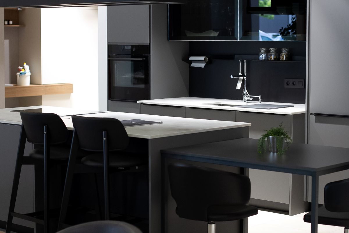 Moderná kuchyňa s ostrovčekm s barovým sedením v sivo-čiernych farbách.
