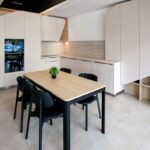 Kuchynská linka v kombinácii bielej farby a svetlého dreva.