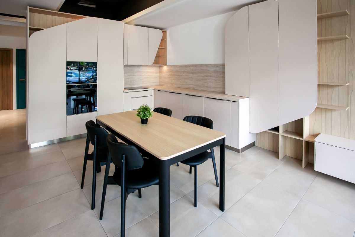 Kuchynská linka v kombinácii bielej farby a svetlého dreva.