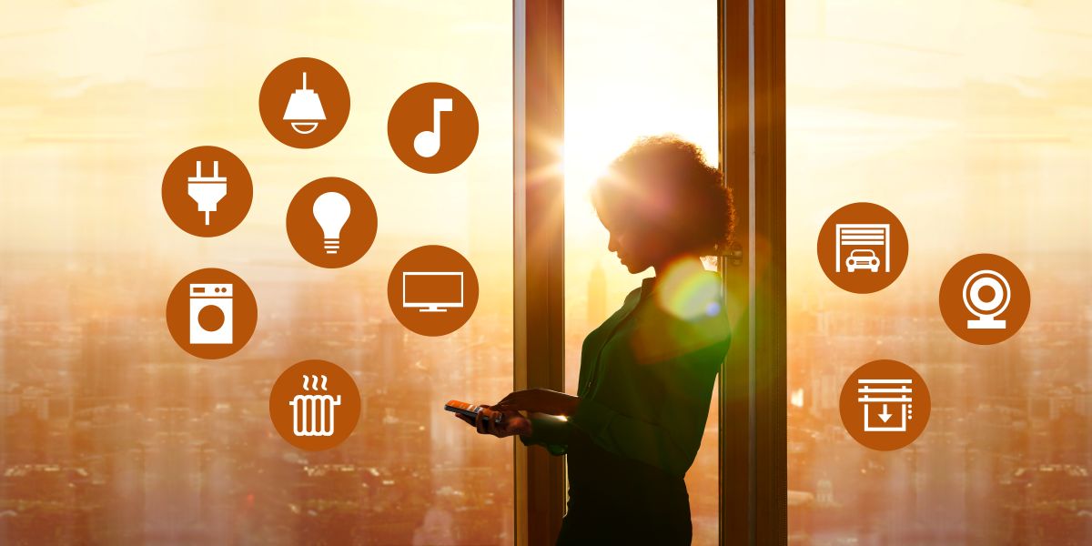 Grafika ženy pri okne, ktorá ovláda domácnosť cez smartfón.