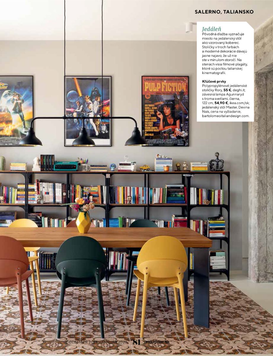 Kovová knižnica a drevený jedálenský stôl s farebnými stoličkami.