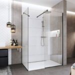 Moderná kúpeľňa s walk-in sprchovým kútom.