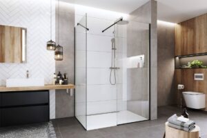 Moderná kúpeľňa s walk-in sprchovým kútom.