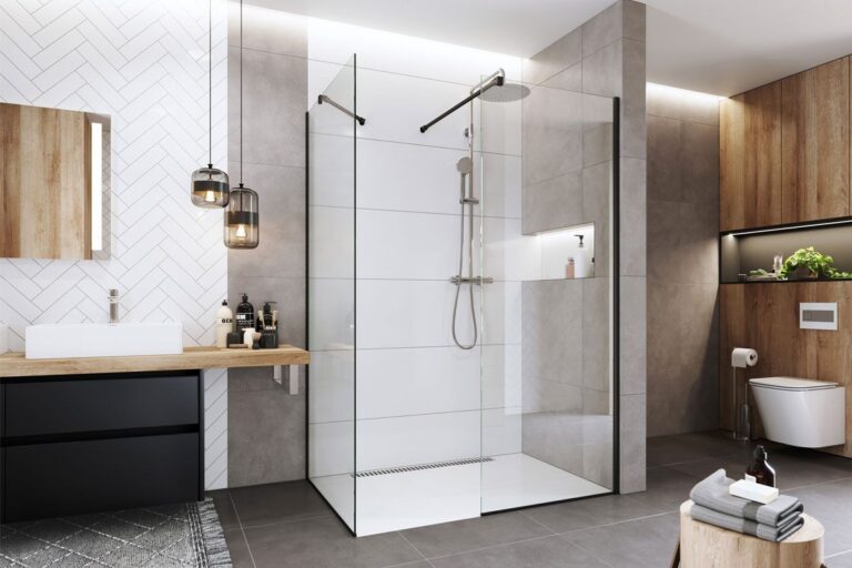 Moderná kúpeľňa s walk-in sprchovým kútom.