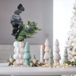 Keramická vianočná dekorácia stromčekov v pastelových farbách a zelených hviezdičiek s drobnými svetielkami.